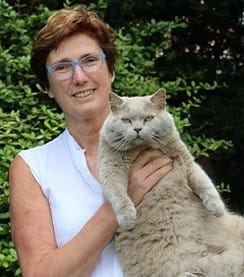 Bénédicte Segers, dierenarts en oprichter van DAP Ursus, met een Britse korthaar op de arm