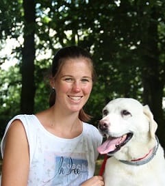 Céline Deprez, dierenarts bij DAP Ursus, met een lichtkleurige labrador