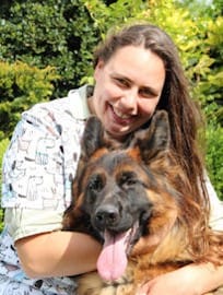 Manon D'haeyere, dierenartsassistente bij DAP Ursus, met een Duitse herder
